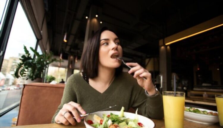 آرام غذا خوردن باعث میشود که دهان ما صدا ندهد